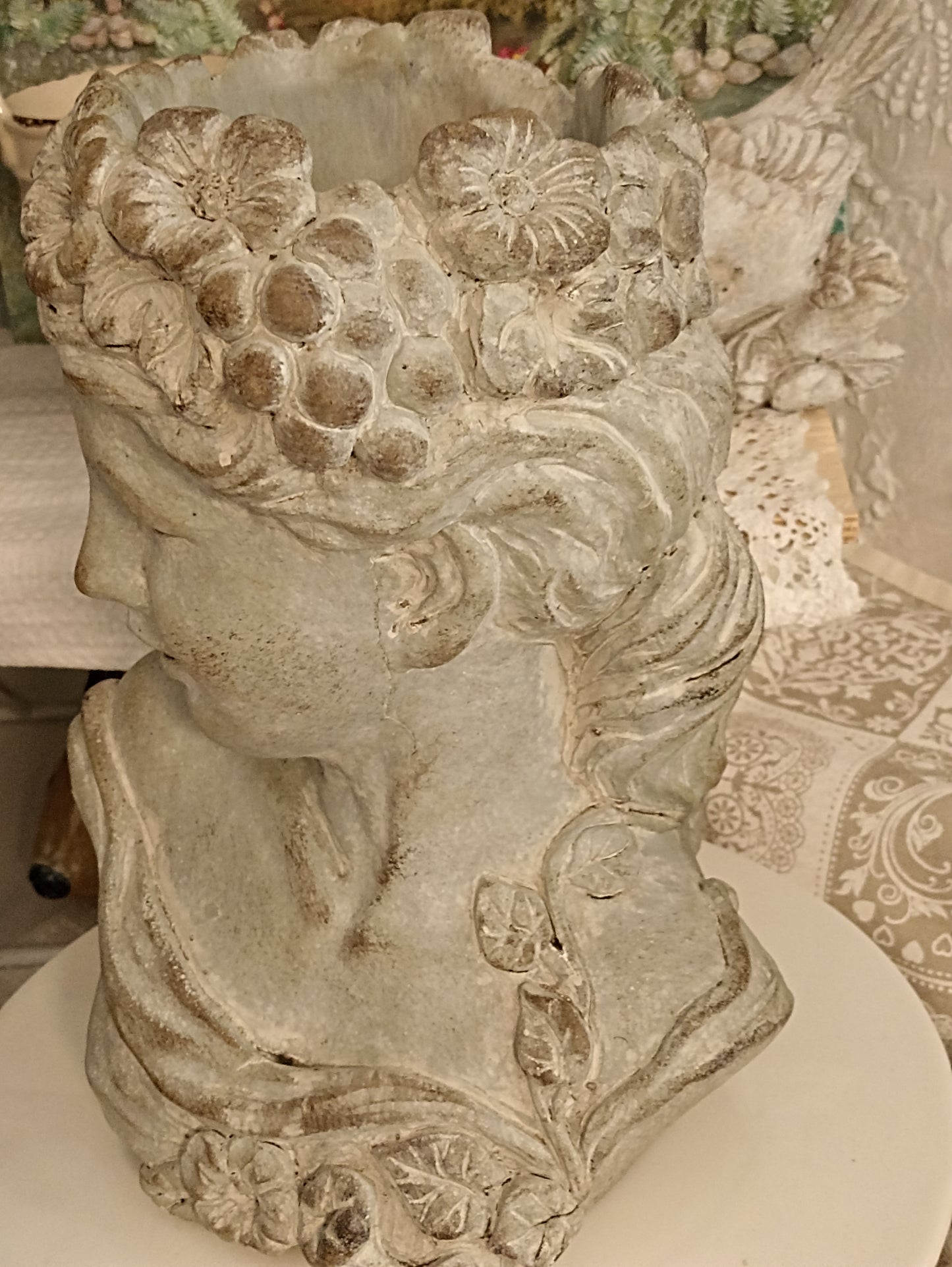 kő szobor virágtartó női